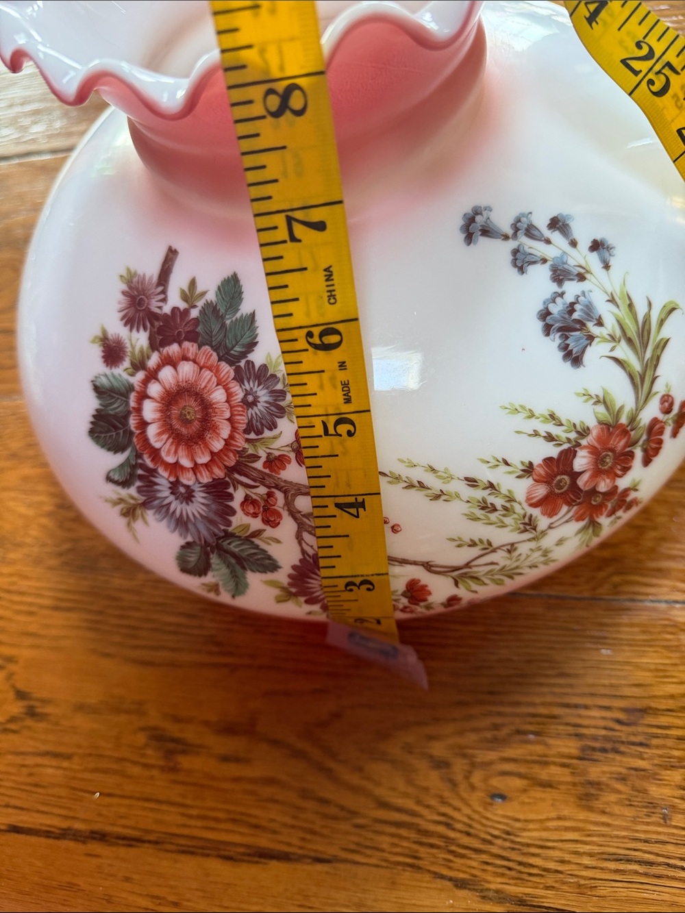 Vintage “Gone With the Wind “ style lamp globe. Floral in pinks. Ruffle top. - Picture 10 of 15